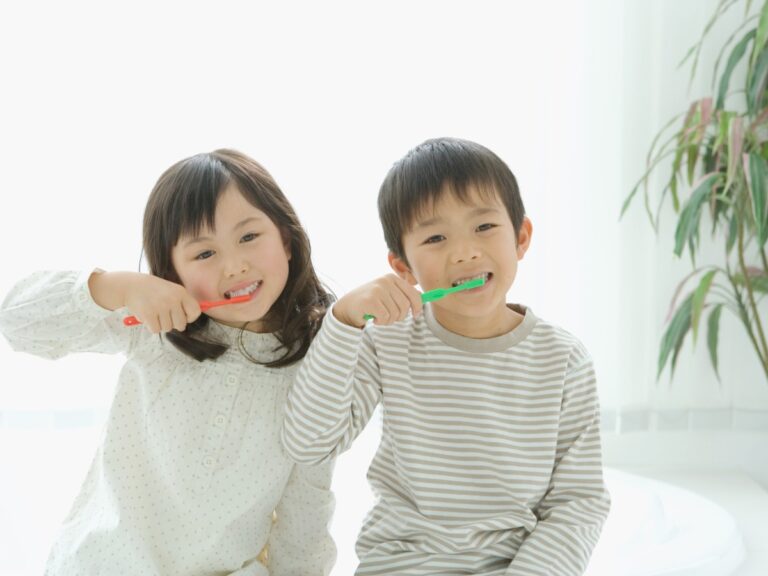小児歯科：笑顔で歯みがきをする子どもたち